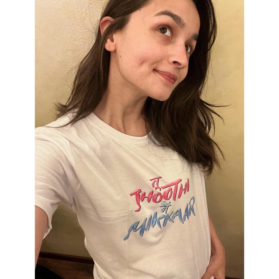 Alia Bhatt Shows Her Selfie Game In A White T-Shirt Outfit, See Pic 784081