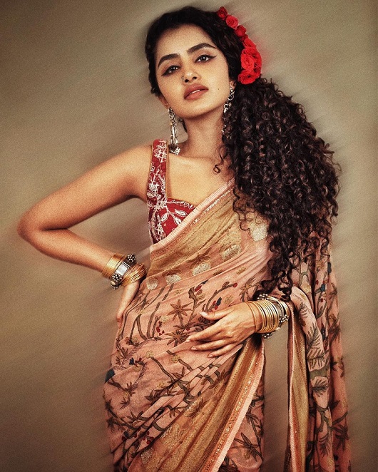 Anupama Parameswaran Looks Gorgeous In A Copper Peach Floral Printed Saree 779176