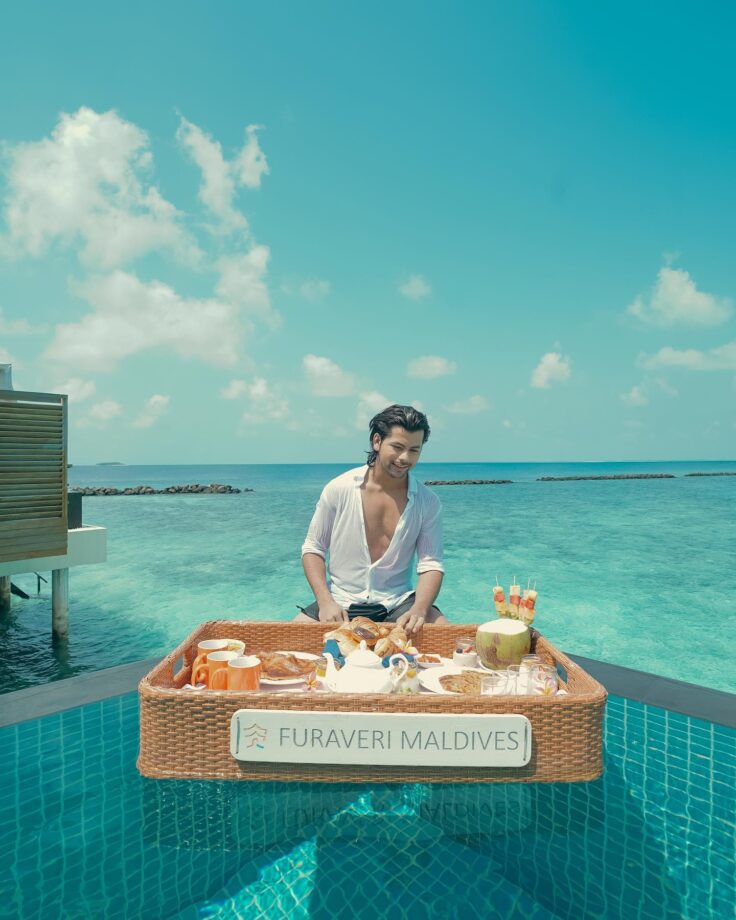 Avneet Kaur shares BTS moment from film shoot, Siddharth Nigam enjoys breakfast by the pool 792274