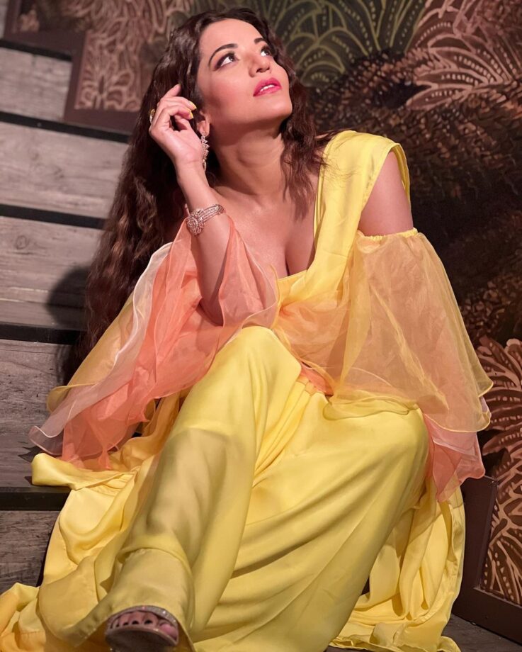 Bhojpuri diva Monalisa is feeling 'yellow', looks super sensuous in deep-neck saree flaunting curves 790271