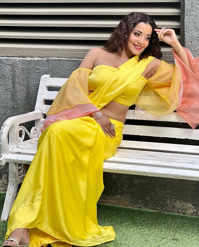 Bhojpuri diva Monalisa is feeling 'yellow', looks super sensuous in deep-neck saree flaunting curves 790278