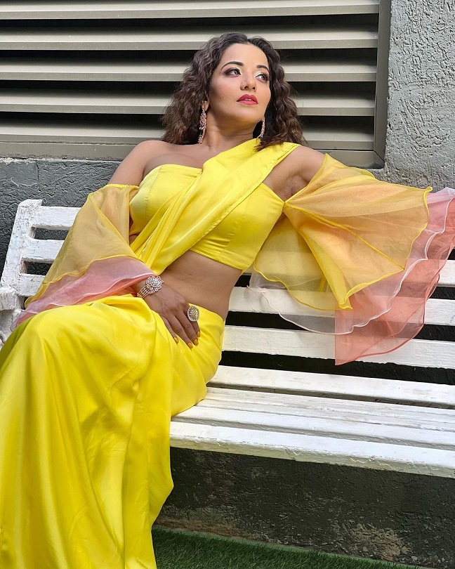 Bhojpuri diva Monalisa is feeling 'yellow', looks super sensuous in deep-neck saree flaunting curves 790279