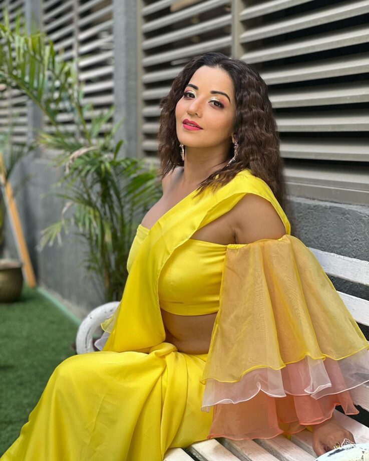 Bhojpuri diva Monalisa is feeling 'yellow', looks super sensuous in deep-neck saree flaunting curves 790269