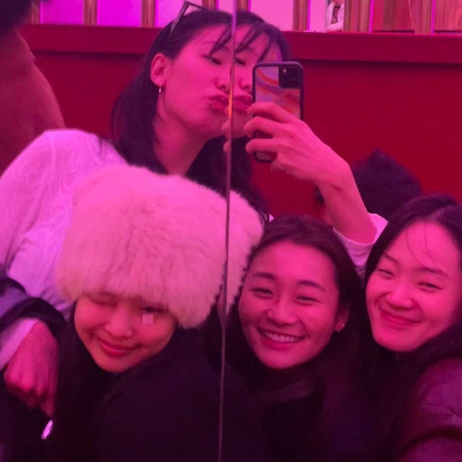 Blackpink Jennie's Shared Mirror Selfies Of Herself With Her Girl Gang; See Pics 785488