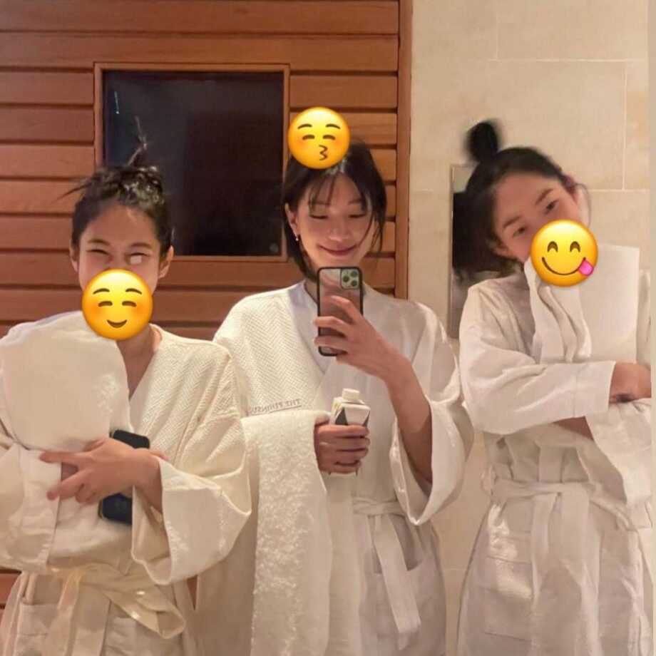 Blackpink Jennie's Shared Mirror Selfies Of Herself With Her Girl Gang; See Pics 785489
