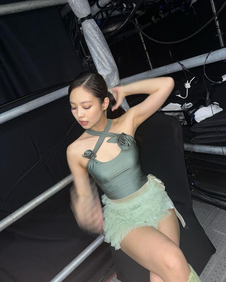 Blackpink's Jennie Has Killer Fashionista Vibes In A Green Halter-Neck Top With Mini Skirt 785675