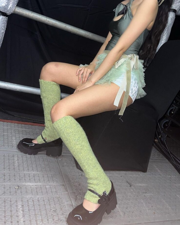 Blackpink's Jennie Has Killer Fashionista Vibes In A Green Halter-Neck Top With Mini Skirt 785676