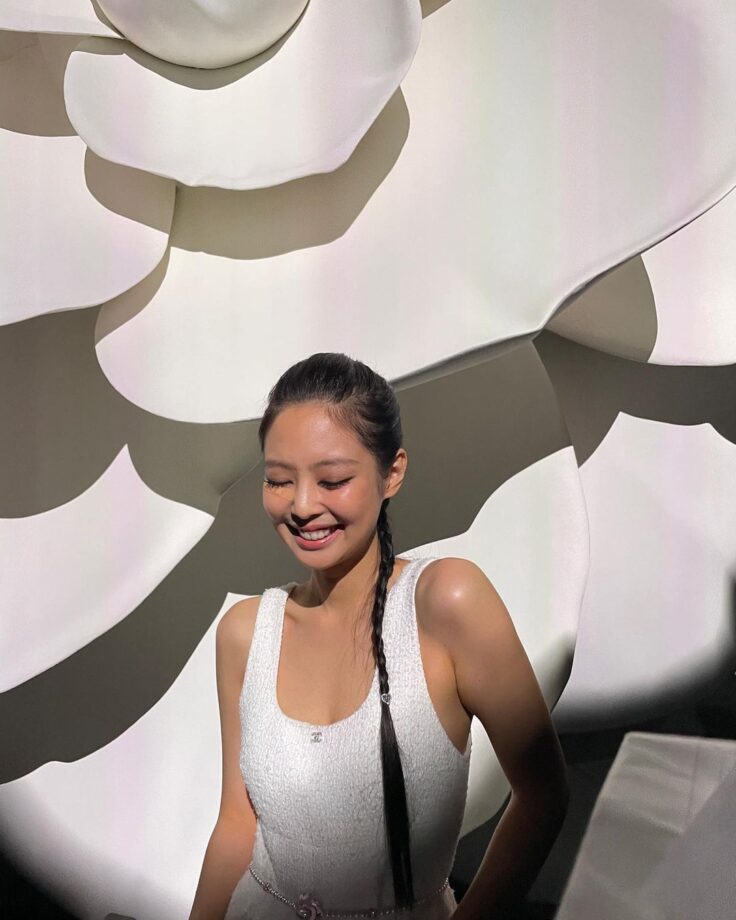 Blackpink's Jennie Stuns Her Fans In A Trendy White Jumpsuit Outfit; See Pics 781443