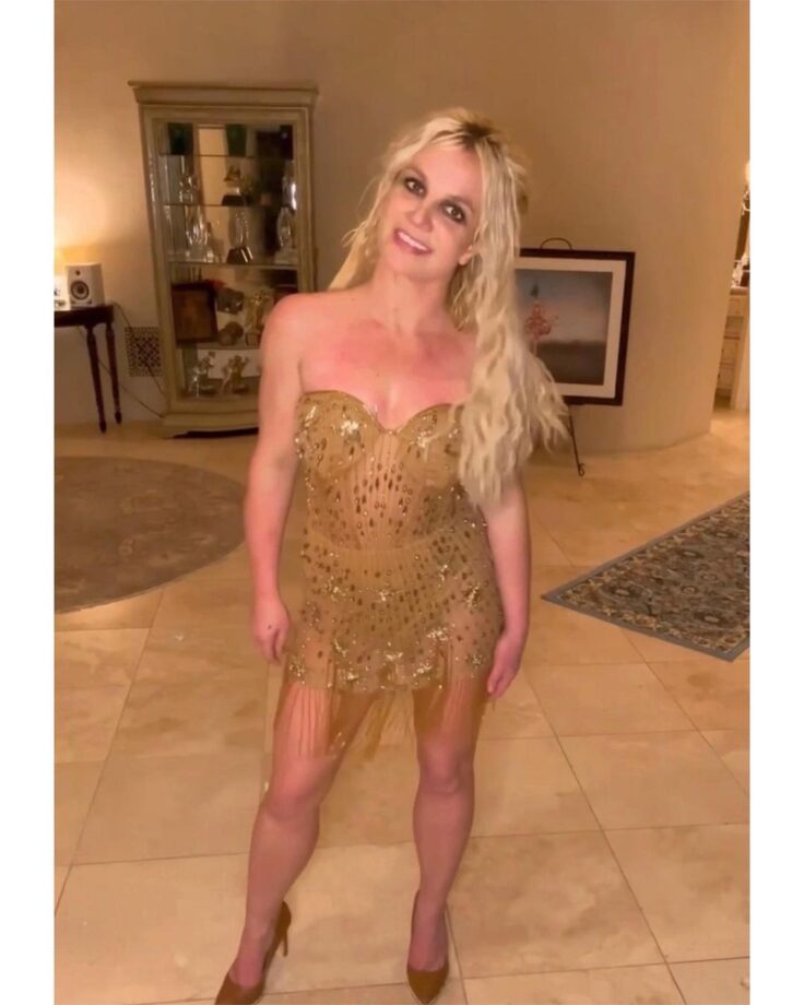 Britney Spears keeps it messy and hot in mini ensembles, see pics 782553