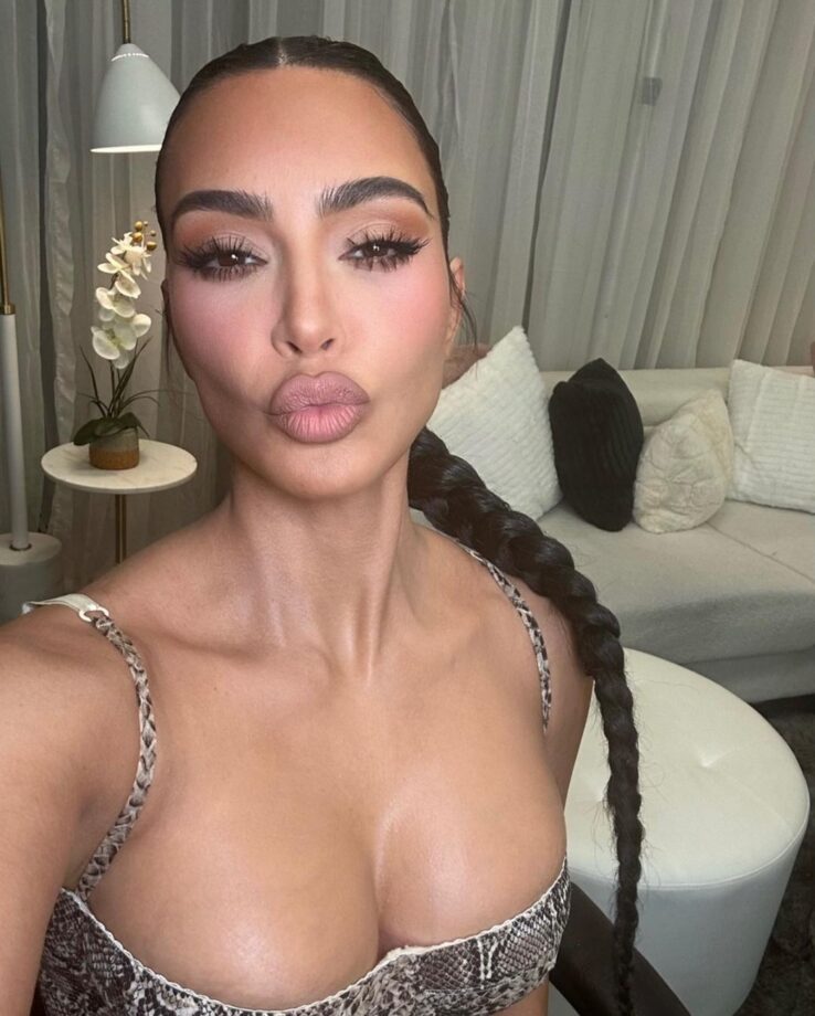Captivating Glamourous Kim Kardashian's Matte Makeup Look In Selfie Pictures 784623
