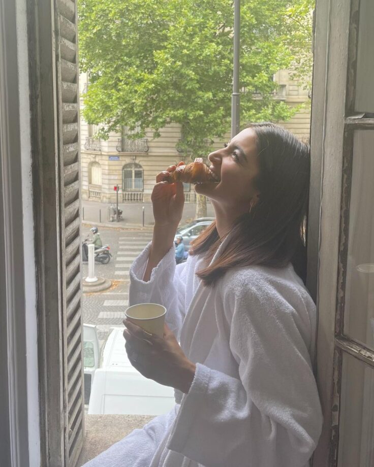 Check Out: Anushka Sharma Always Gives Cutest Reaction While Having Her Favorite Food 792114