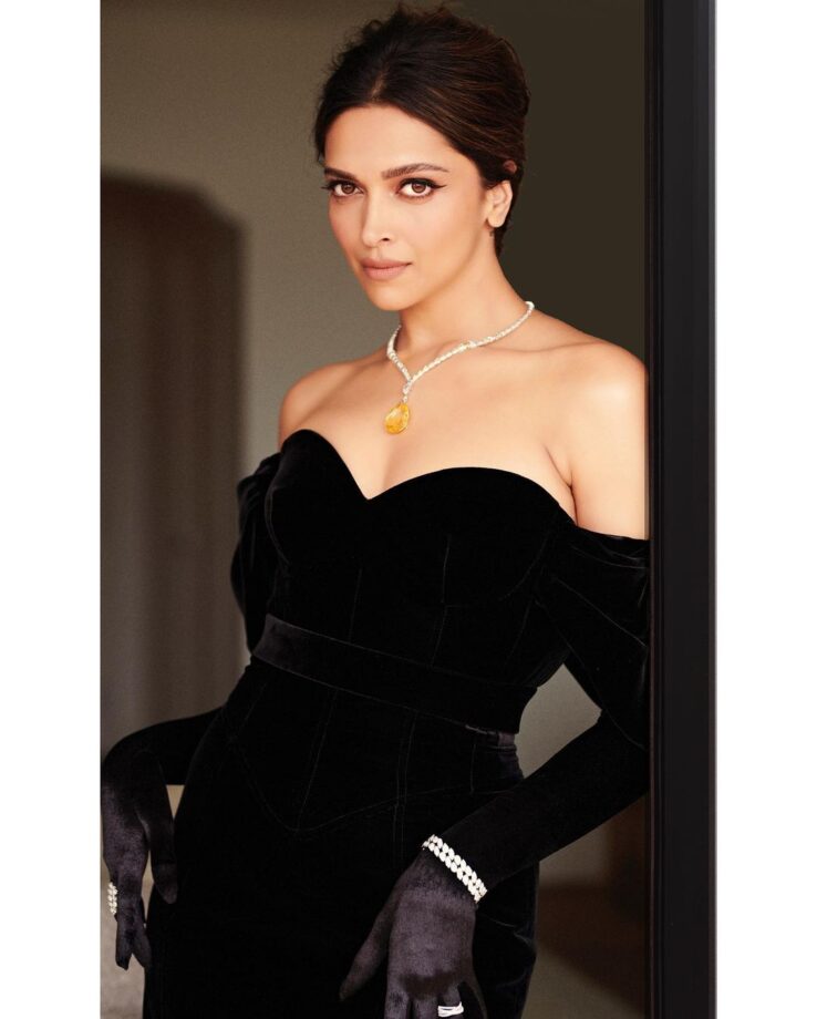 Deepika Padukone Looks Drop-Dead Gorgeous In A Black Gown At Oscar 2023 784275