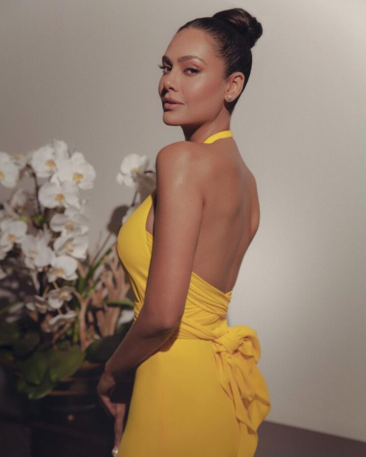 Esha Gupta is all about yellow sunflower vibes, check out sizzling snap 784551