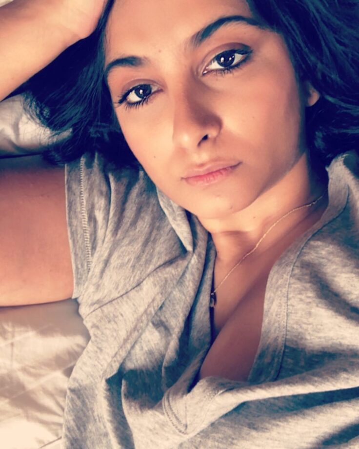 In Pic: Rhea Kapoor Shared A Selfie Picture Of Herself With No-Makeup Look In A Grey Outfit 781665
