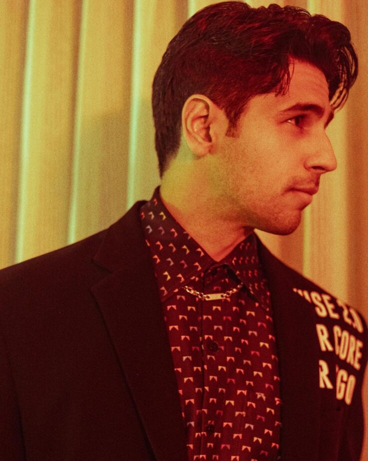 In Pics: Sidharth Malhotra Looks Dapper In A Brown Colored Blazer And Pants 790244