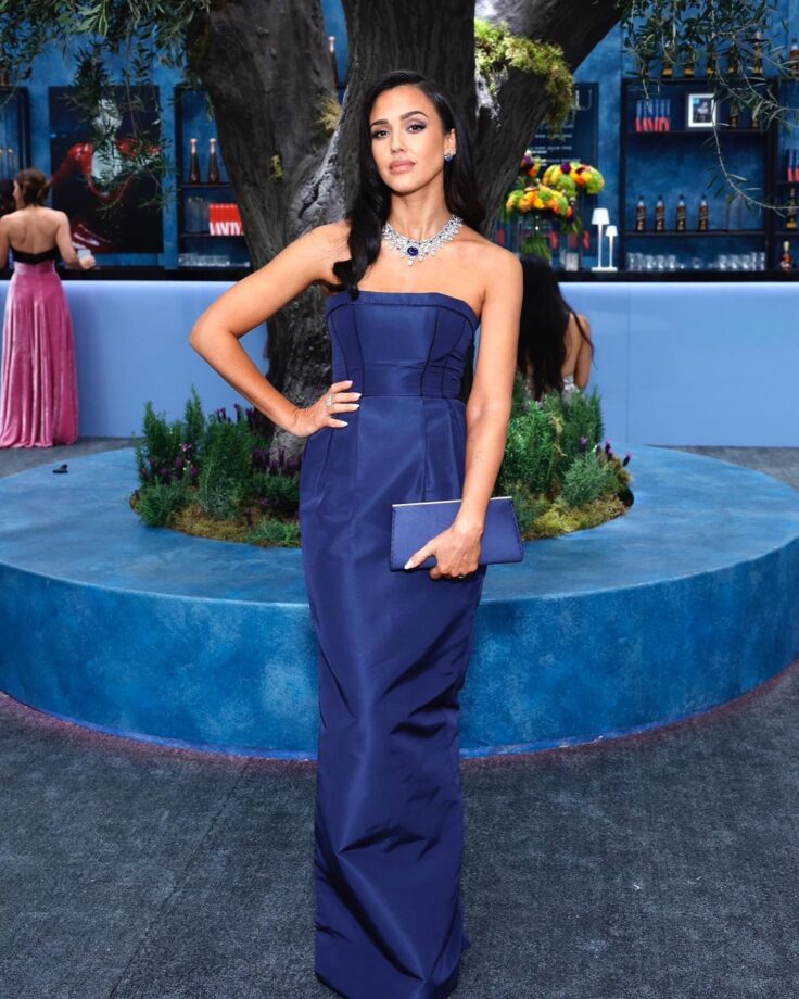 Jessica Alba Walked The Red Carpet In A Stunning Blue Strapless Gown; Priyanka Chopra Loved it! 789915