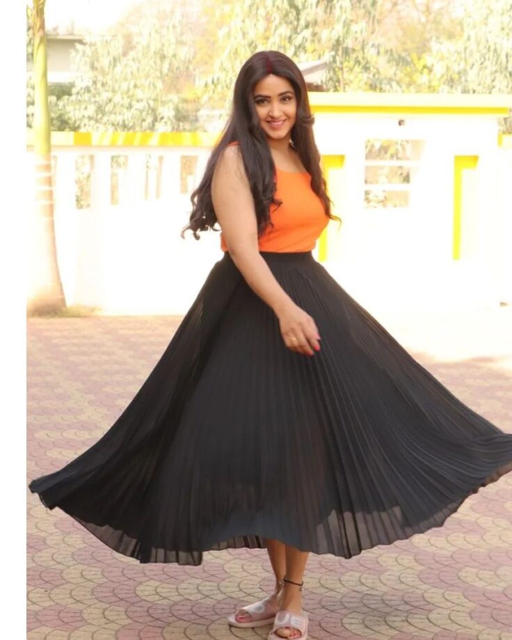 Kajal Raghwani shines bright in orange tank top and black skirt, see pics - 2