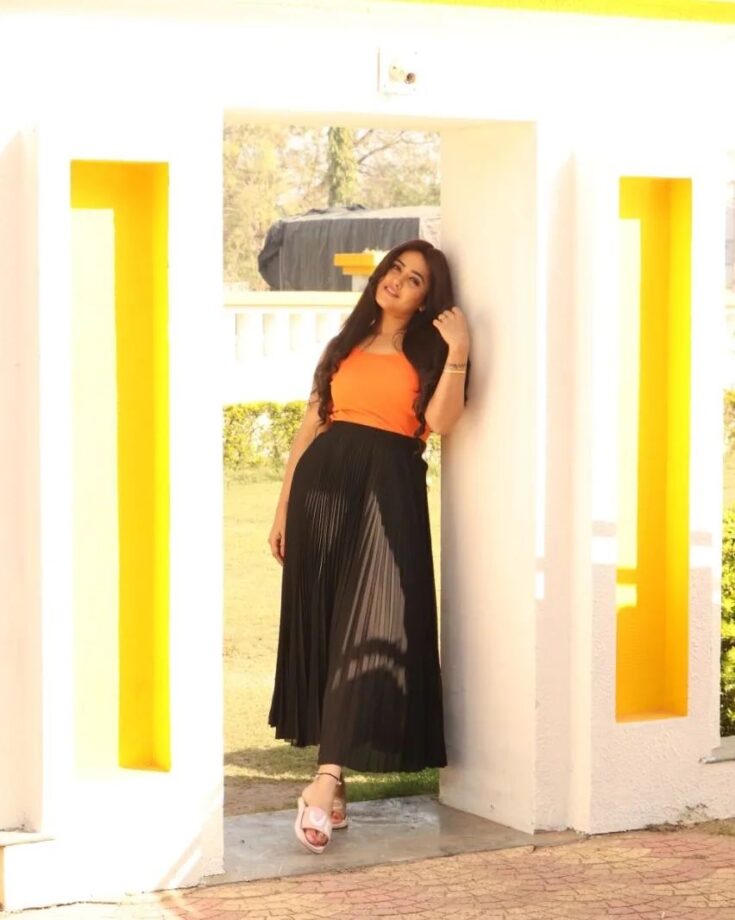 Kajal Raghwani shines bright in orange tank top and black skirt, see pics - 4