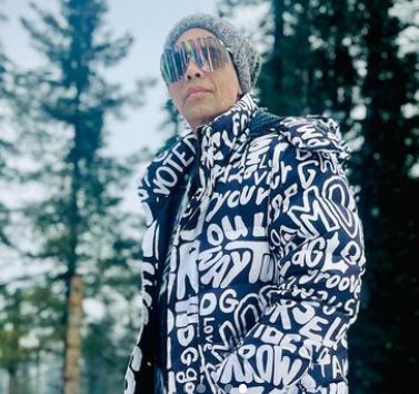 Karan Johar's Stunning Pictures In Jacket Amid The Snow Are Mind-Boggling 779506