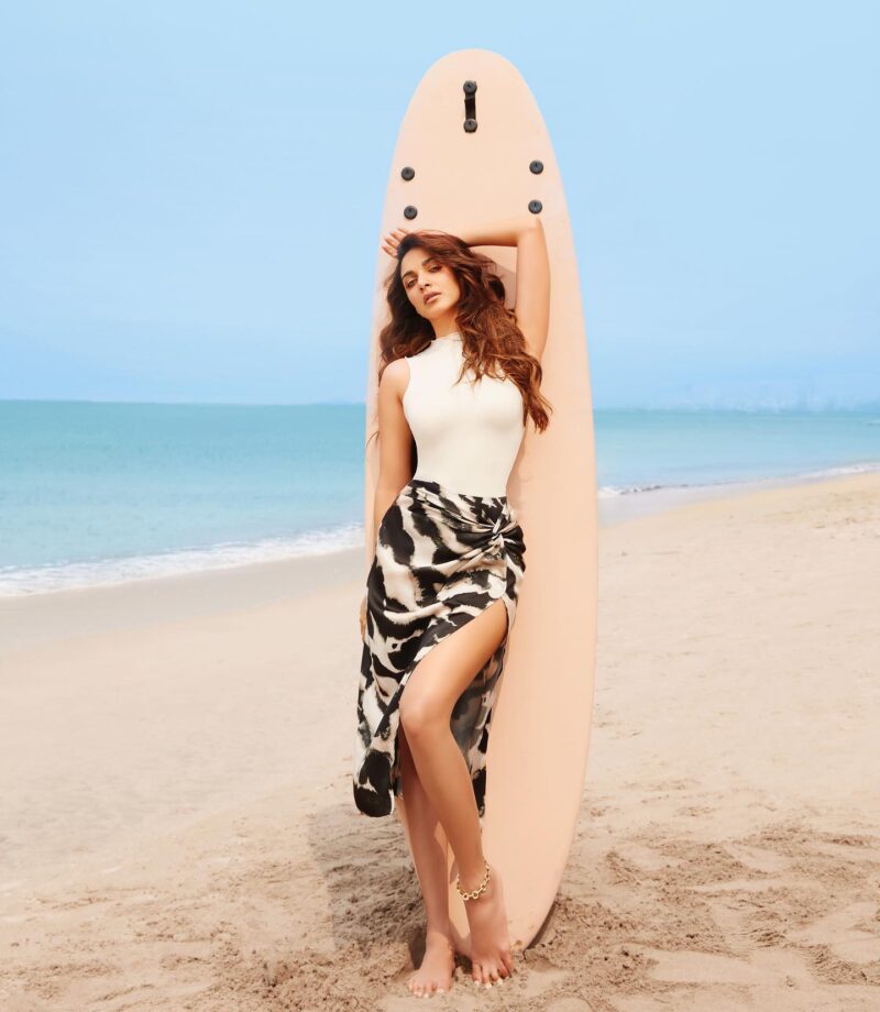 Kiara Advani is ready to activate 'surfing mode', is ultimate swagger beach babe 788775