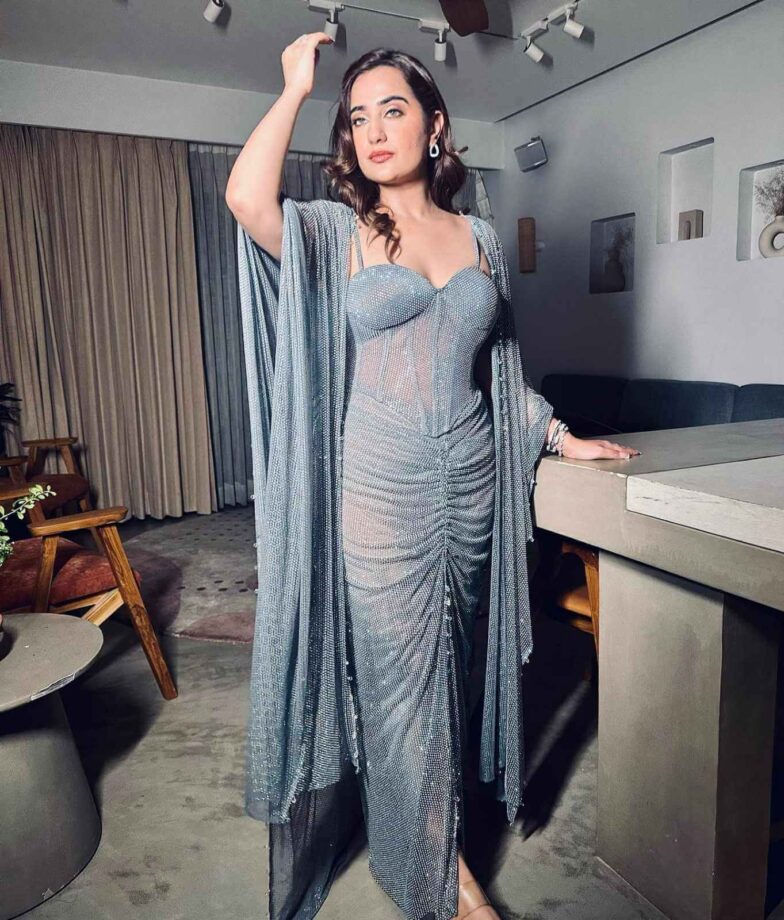 Lapet liya badan...: Kusha Kapila looks dazzling in stunning silver see-through outfit, Shilpa Shetty compliments 792256