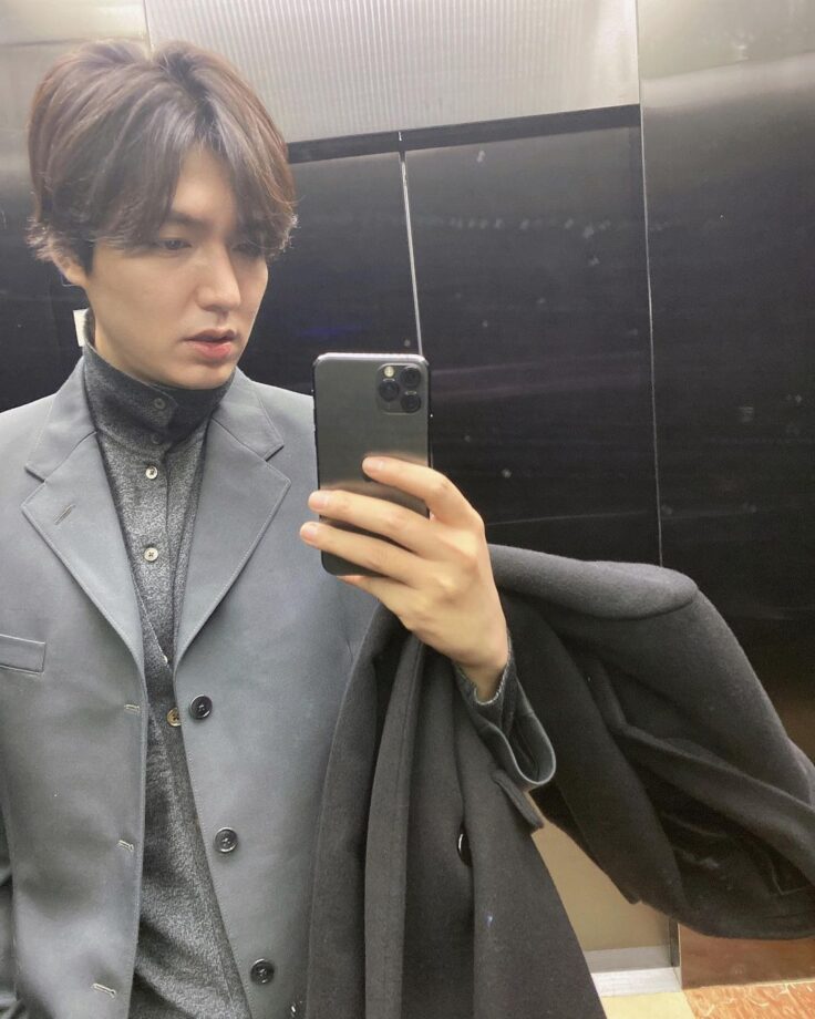 Lee Min-Ho Shows His Stylish Look In Monotone TurtleNeck Blazer Pant Outfits 789489
