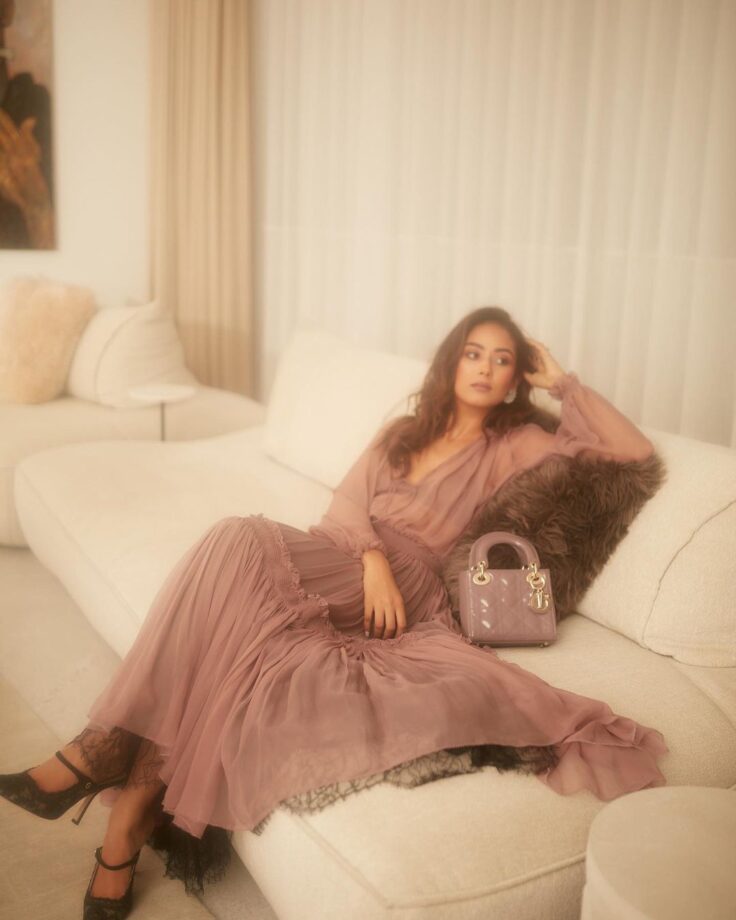 Mira Rajput Goes Easy-Breezy In A Burgundy Coloured Maxi Dress, Ananya Panday Calls Her Amazing! 791495