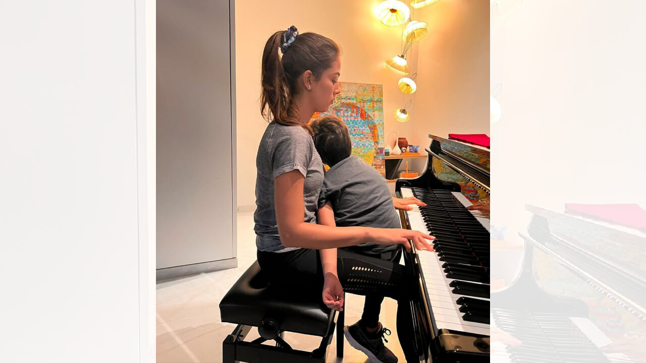 Mira Rajput Soothes Her Son Zain By Playing Melodious Piano; Ananya Panday Loved It! 790022