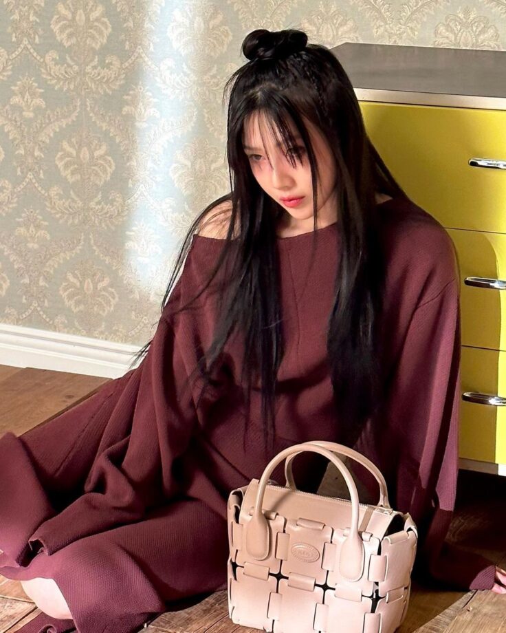Red Velvet's Joy Shows Her Sartorial Game In A Burgundy One-Shoulder Outfit 782375