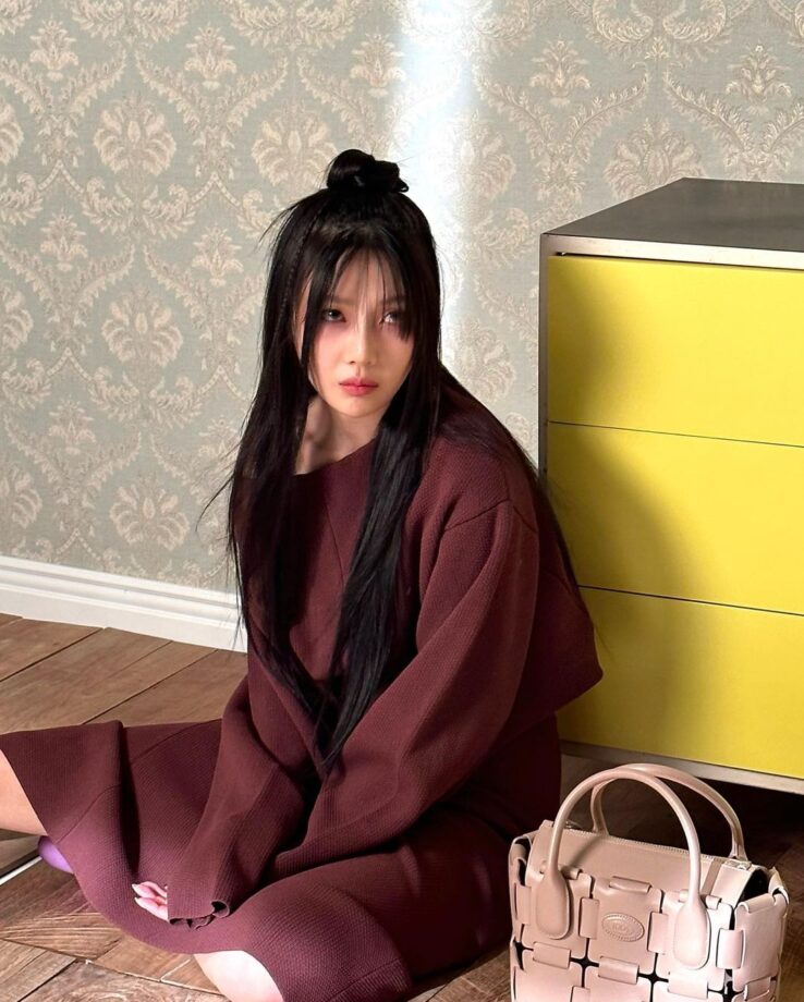 Red Velvet's Joy Shows Her Sartorial Game In A Burgundy One-Shoulder Outfit 782376