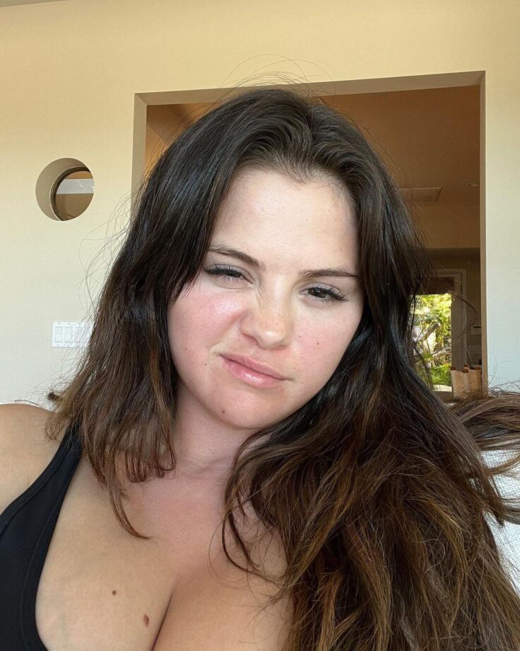 Selena Gomez Flaunts Her Flawless Complexion In No-Makeup Selfies, See Pics 785043