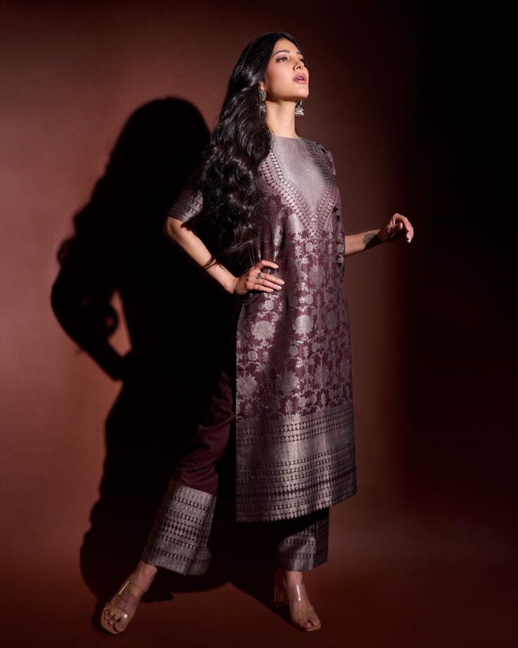 Shruti Haasan Looks Ethereal In A Brown And Silver Floral Printed Kurta Set 780292