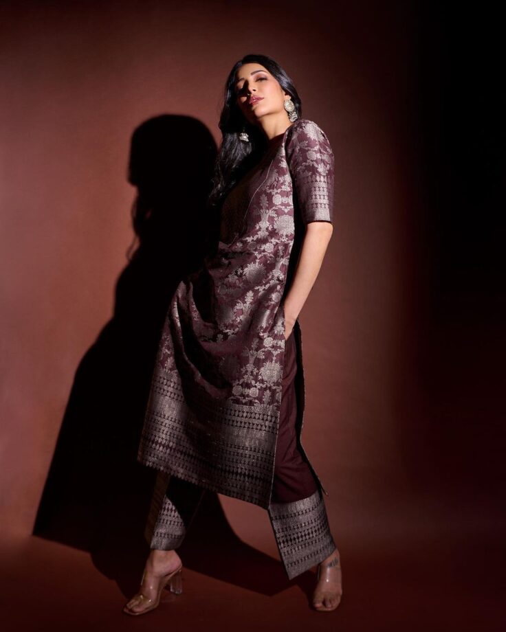 Shruti Haasan Looks Ethereal In A Brown And Silver Floral Printed Kurta Set 780294