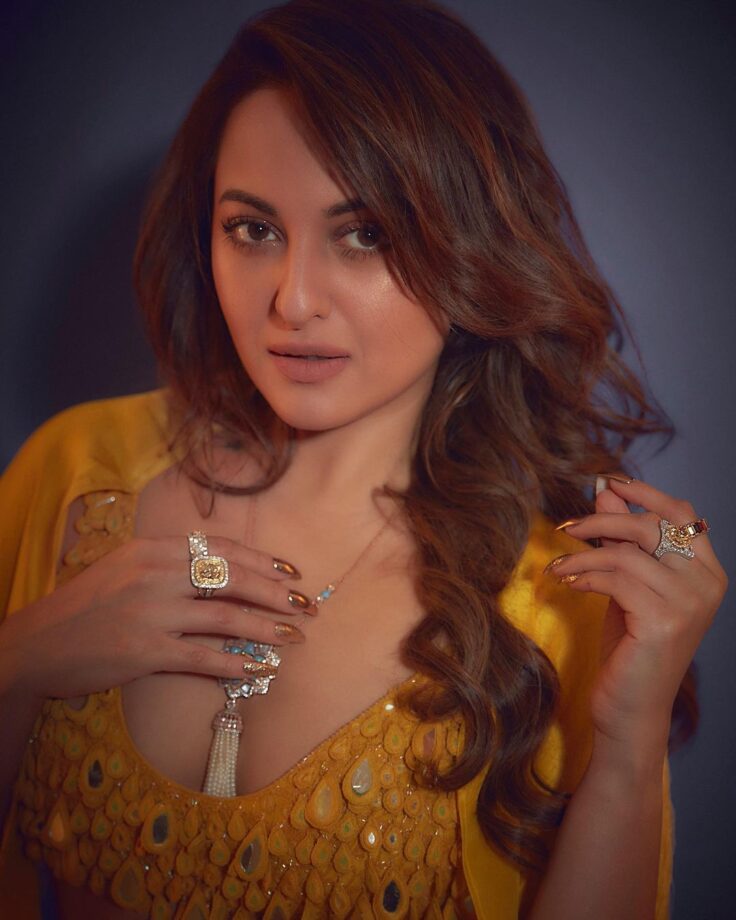 Sonakshi Sinha Keeps It All Glamorous In Yellow Lehenga Outfit; Sania Mirza Feels 'Hot'! 786664