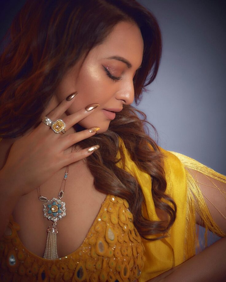 Sonakshi Sinha Keeps It All Glamorous In Yellow Lehenga Outfit; Sania Mirza Feels 'Hot'! 786665