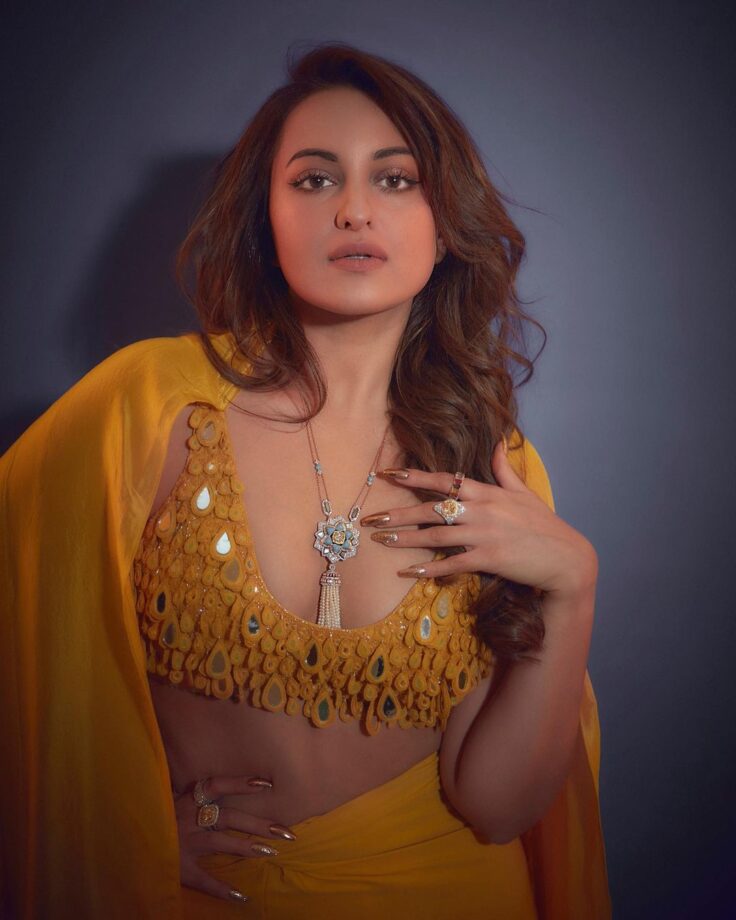 Sonakshi Sinha Keeps It All Glamorous In Yellow Lehenga Outfit; Sania Mirza Feels 'Hot'! 786666