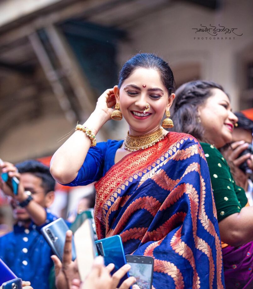 Sonalee Kulkarni Looks Drop-Dead Gorgeous In A Navy Blue And Red Saree 788615