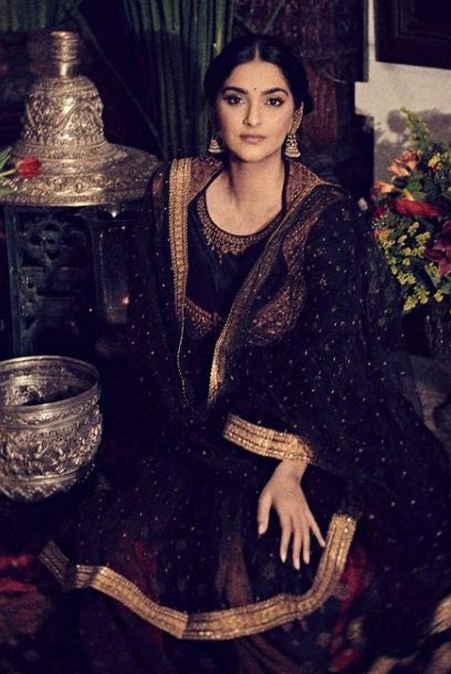 Sonam Kapoor Looks Majestic In Black Anarkali Fashion 780414