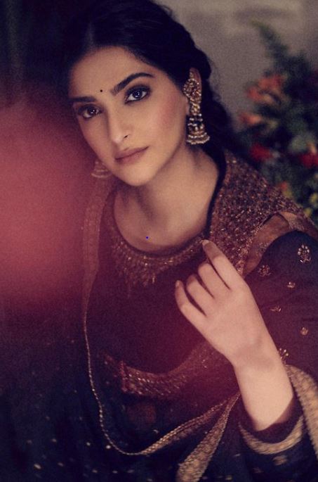 Sonam Kapoor Looks Majestic In Black Anarkali Fashion 780412