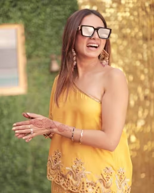 Surbhi Chandna or Sargun Mehta: Who do you think aced in one-shoulder yellow outfit? 787203