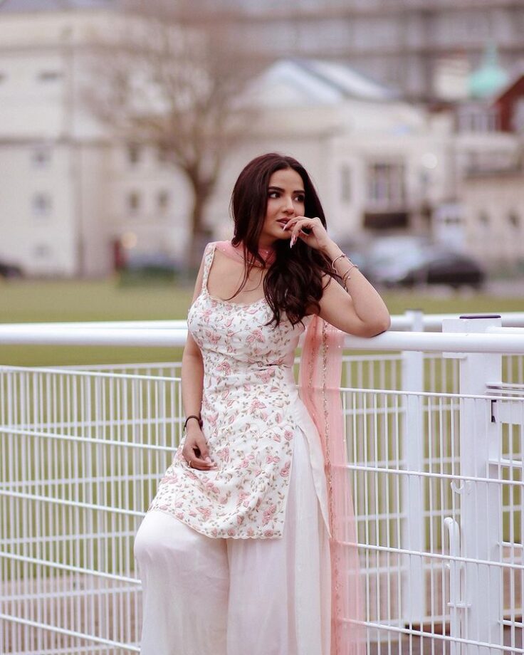 These Pictures Of Jasmin Bhasin Will Make You Fall In Love 784841