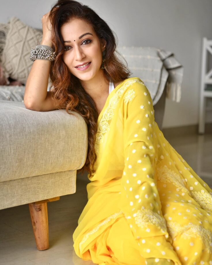 TMKOC actress Sunayana Fozdar is all about sunflower vibes, gets dolled up in white blouse and accessories 790335