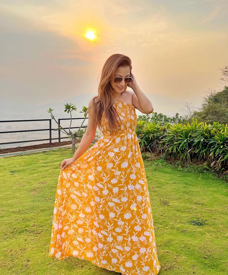 TMKOC diva Sunayana Fozdar's floral maxi outfit is droolworthy 784502