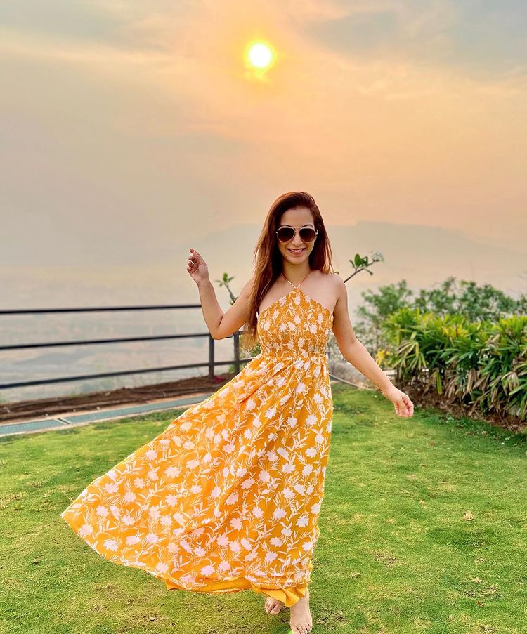 TMKOC diva Sunayana Fozdar's floral maxi outfit is droolworthy 784503
