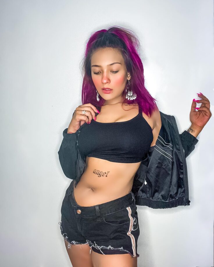Trending: When Aashika Bhatia slayed internet in black bralette top and denim shorts to flaunt curvaceous midriff 791263