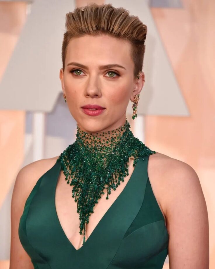 When Scarlett Johansson startled at Oscars Red Carpet 2015 in emerald green deep neck gown 788659