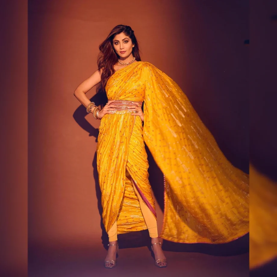 Which Shilpa Shetty and Kareena Kapoor's sarees do you like the most? 781561