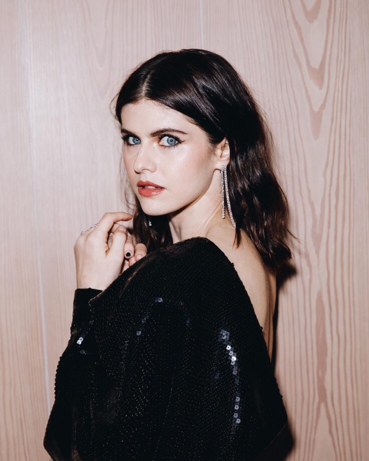 Alexandra Daddario Looks Drop-Dead Gorgeous In Black Sequined Outfits 792887