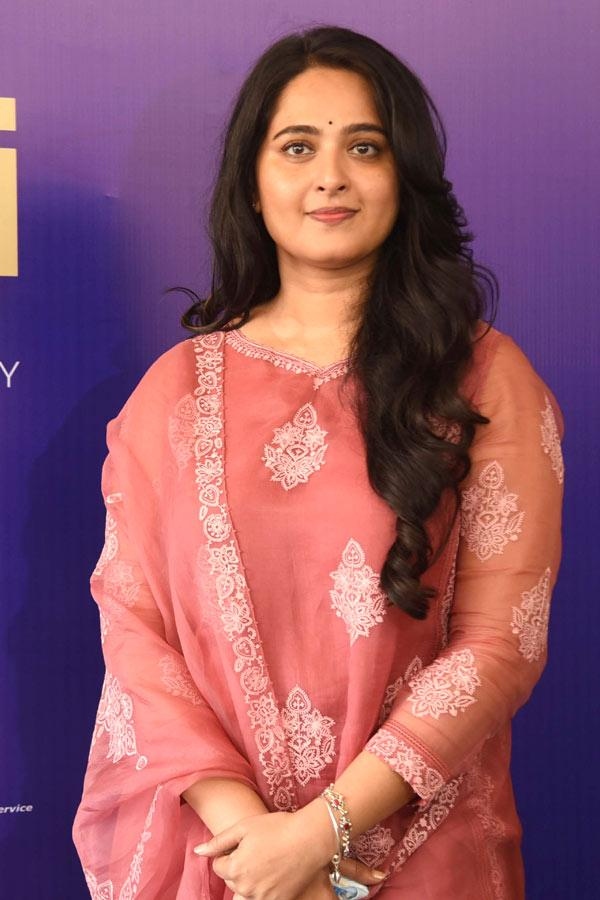 Anushka Shetty’s ethnic wardrobe staples can be your go-to picks for festive events 796824
