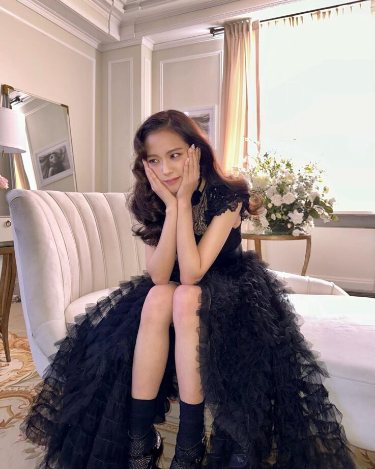 Blackpink's Jisoo Looks Like Royalty As She Appears In Black Netted Dress 793034